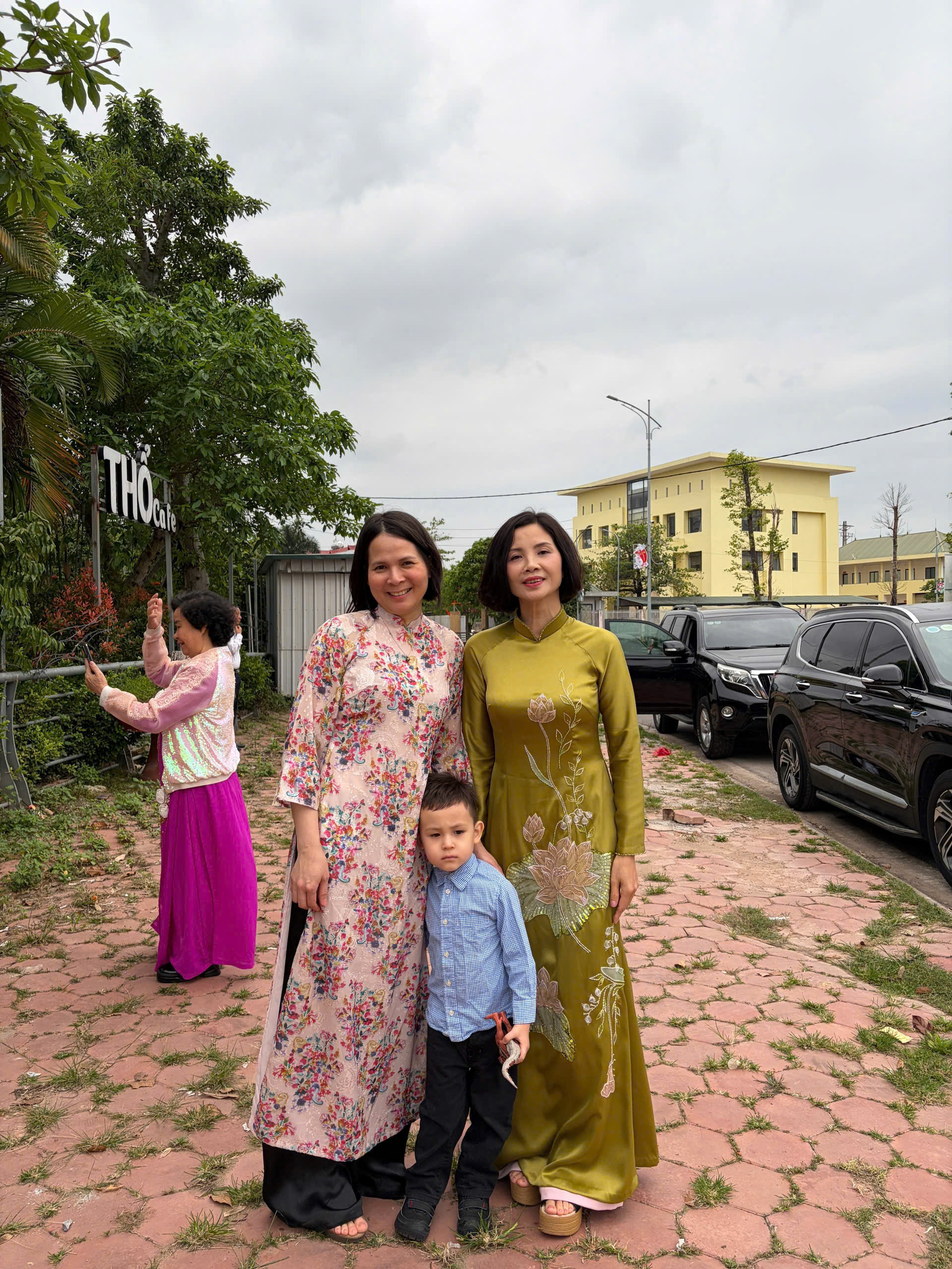 Lucie with family in ao dai
